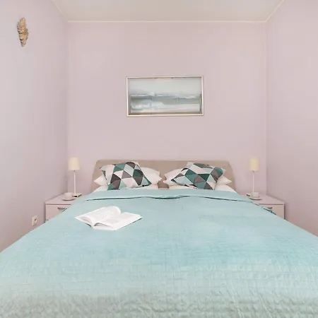Sunny With Parking On The And Friendly Estate By Renters