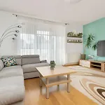 Sunny With Parking On The And Friendly Estate By Renters سوبوت