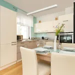Sunny With Parking On The And Friendly Estate By Renters شقة