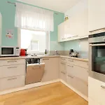 Sunny With Parking On The And Friendly Estate By Renters شقة