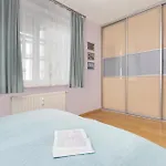 Sunny With Parking On The And Friendly Estate By Renters شقة *