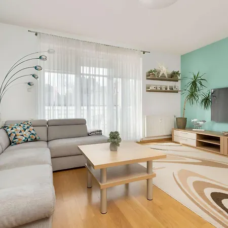 Sunny Parking Close To The Ergo Arena By Renters سوبوت