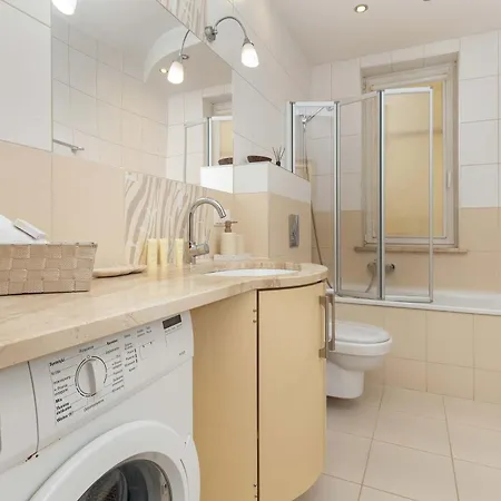 Sunny With Parking On The And Friendly Estate By Renters Apartmán *
