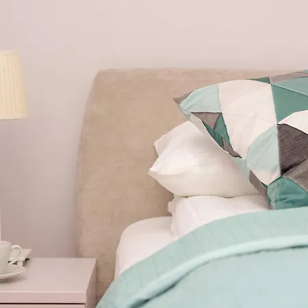 Sunny With Parking On The And Friendly Estate By Rent Like *