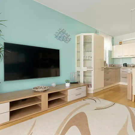 Sunny With Parking On The And Friendly Estate By Renters